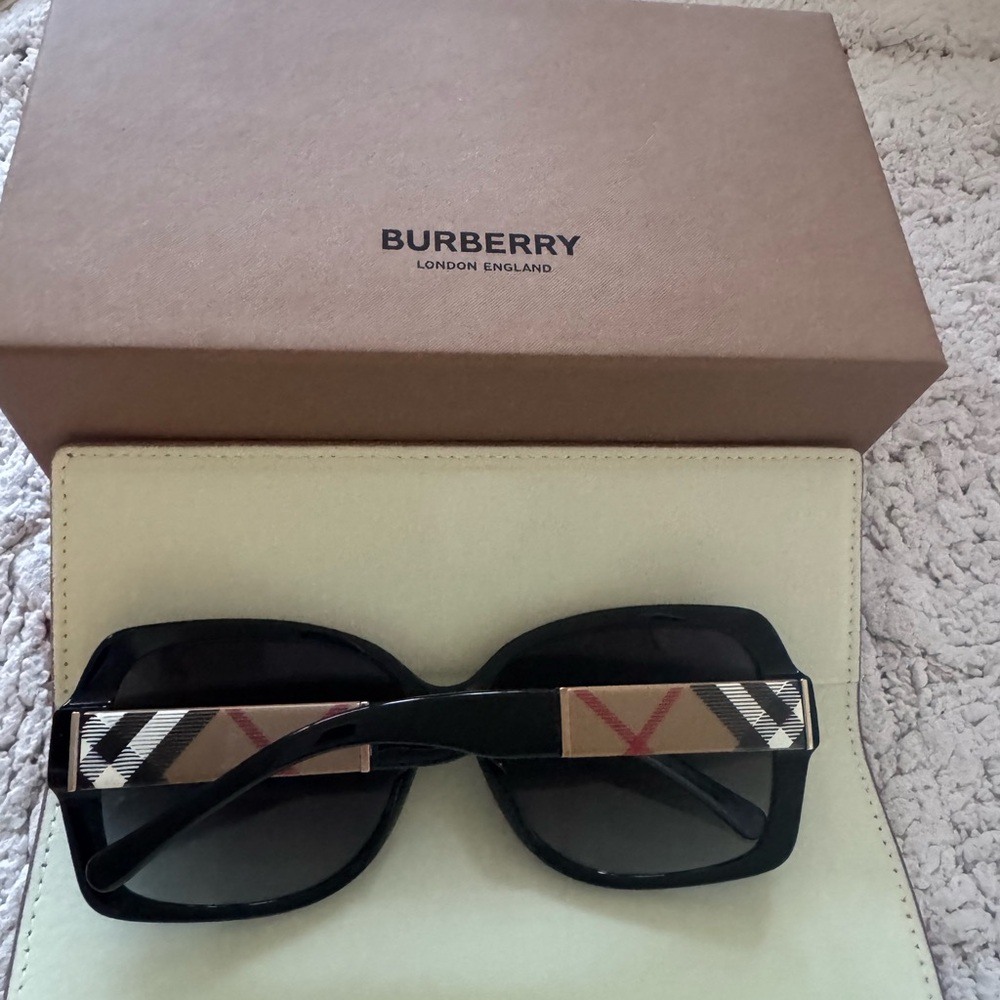 Burberry Elegant Black Sunglasses - Picture 2 of 7